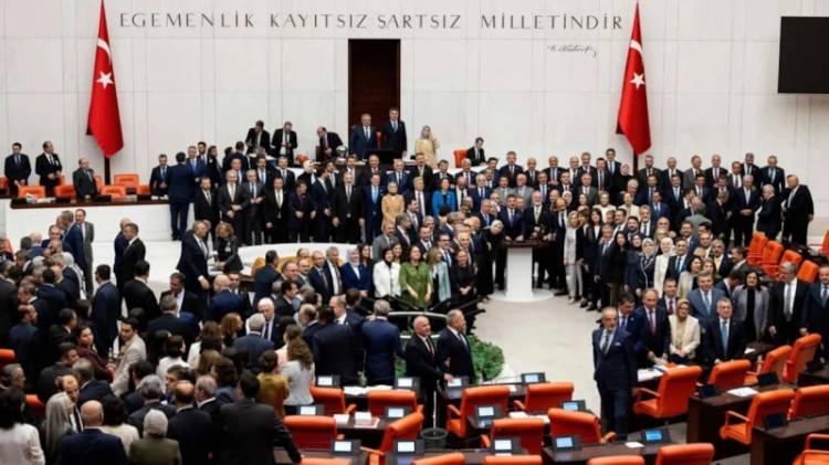 <p>Milli Dayanışma ve Toplumsal B&uuml;t&uuml;nleşmenin G&uuml;&ccedil;lendirilmesine Dair Kanun Teklifi, TBMM Genel Kurulunda kabul edilerek yasalaştı.</p>

<p>&nbsp;</p>

