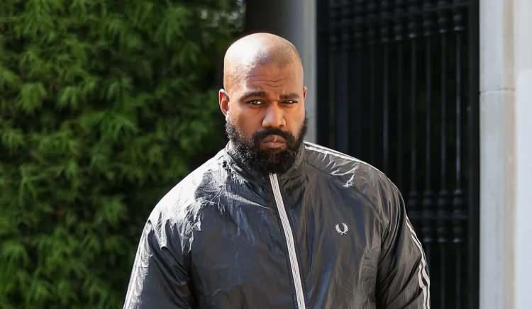 <p><span style="color:#B22222"><em><strong>Bug&uuml;ne dek birbirinden hit par&ccedil;alara imza atan ABD'li rap&ccedil;i Kanye West, &ouml;nceki g&uuml;n eşi Bianca Censori ile birlikte Berlin'de bir d&ouml;nercinin &ouml;n&uuml;nde beklerken g&ouml;r&uuml;nt&uuml;lendi. 45 dakika boyunca d&ouml;ner yemek i&ccedil;in sabırla bekleyen &ccedil;iftin, o anları sosyal medyaya damga vurdu.</strong></em></span></p>

