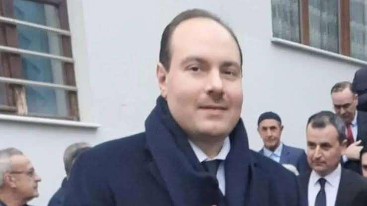 <p><strong>FETÖ'DEN ANINDA DESTEK</strong></p>
<p>Alihan Kuriş suç örgütünde lider kadrosunun yakalanmasının ardından FETÖ'cü Emre Uslu’dan Ahmet Kurucan ve Kemal Gülen’e, Ekrem Dumanlı’dan Adem Yavuz Arslan'a kadar pek isim aynı söylemle devleti hedef aldı.</p>
<p> </p>