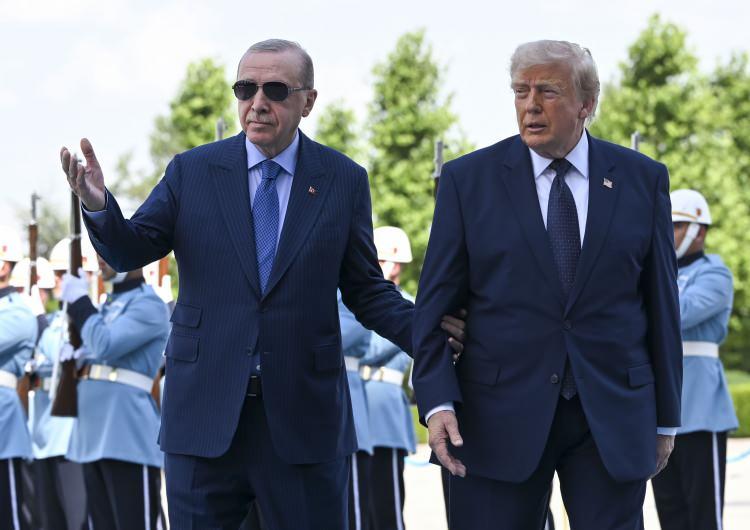 <p><span style="color:#B22222"><strong>DIŞ POLİTİKA MİLLİ BİR &Ccedil;İZGİYE GELDİ</strong></span></p>

<p>&nbsp;</p>

<p>12 yıllık d&ouml;nemde T&uuml;rkiye'nin dış politikadaki ağırlığı arttı. Suriye'den Irak'a, Libya'dan Kafkasya'ya, Rusya-Ukrayna savaşından Gazze'ye, Afrika'da tarihi a&ccedil;ılıma kadar bir&ccedil;ok başlıkta T&uuml;rkiye, yalnızca gelişmeleri izleyen değil, &ccedil;&ouml;z&uuml;m &uuml;retmeye &ccedil;alışan bir akt&ouml;r oldu. Erdoğan'ın "D&uuml;nya beşten b&uuml;y&uuml;kt&uuml;r" s&ouml;ylemi &ouml;nc&uuml; bir tespit olarak d&uuml;nyada geniş taraftar buldu.</p>

<p>&nbsp;</p>

<p>&Ouml;te yandan 17 yıl sonra ilk kez bir ABD Başkanı T&uuml;rkiye'ye geldi.</p>
