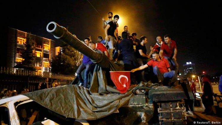 <p><span style="color:#B22222"><strong>FET&Ouml;'C&Uuml; DARBE GİRİŞİMİ ENGELLENDİ</strong></span></p>

<p><br />
&Uuml;lkeyi bir ur gibi saran FET&Ouml; b&uuml;y&uuml;k bir m&uuml;cadele verilerek temizlendi. FET&Ouml;'c&uuml; cuntacıların darbe girişimi Erdoğan'ın cesur liderliğiyle engellendi.</p>
