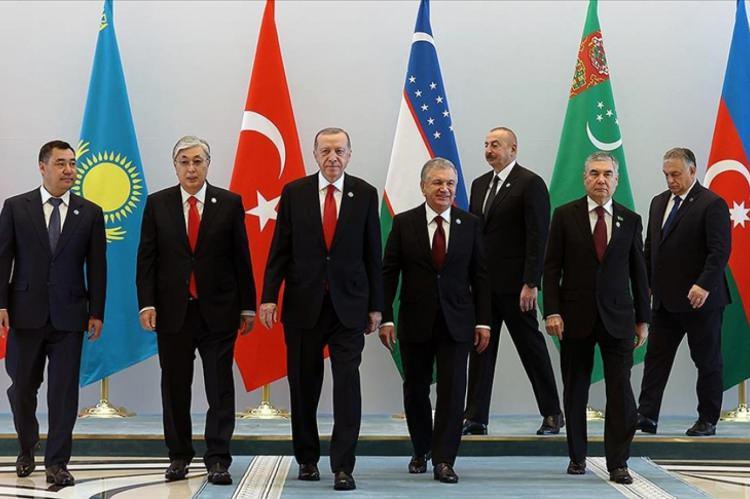<p><span style="color:#B22222"><strong>T&Uuml;RK D&Uuml;NYASI İŞBİRLİĞİ</strong></span></p>

<p>&nbsp;</p>

<p>Erdoğan'ın liderliği s&uuml;recinde T&uuml;rk d&uuml;nyası ile olan ilişkiler de geliştirildi. Ortak alfabe noktasında &ouml;nemli adımlar atıldı. Kuzey Kıbrıs T&uuml;rk Cumhuriyeti davasının d&uuml;nyaya duyurulmasında Erdoğan &ouml;nc&uuml;l&uuml;k etti.</p>
