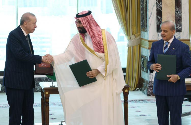 <p><span style="color:#B22222"><strong>MEKKE ANLAŞMASI</strong></span></p>

<p>&nbsp;</p>

<p>T&uuml;rkiye, Suudi Arabistan ve Pakistan arasında savunma ve g&uuml;venlik alanlarında stratejik işbirliğini en &uuml;st seviyeye taşıyan Mekke Ortak Savunma Anlaşması, 7 Ağustos 2026 tarihinde Mekke'de d&uuml;zenlenen tarihi zirvede Başkan Recep Tayyip Erdoğan, Suudi Arabistan Veliaht Prensi Muhammed bin Selman ve Pakistan Başbakanı Şahbaz Şerif tarafından imzalandı. Taraf &uuml;lkelerden birine yapılan silahlı saldırıyı t&uuml;m &uuml;ye &uuml;lkelere yapılmış sayan kolektif g&uuml;venlik esaslı pakt; T&uuml;rkiye'nin savunma sanayii birikimi, Suudi Arabistan'ın finansal g&uuml;c&uuml; ve Pakistan'ın stratejik kapasitesini birleştirerek b&ouml;lgesel caydırıcılığı artırmayı ve savunma teknolojilerinde derin entegrasyon sağlamayı hedefliyor.</p>
