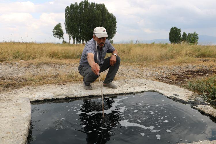<p>Erzurum'un Aziziye il&ccedil;esine bağlı Kahramanlar Mahallesi'nde yaklaşık 50 yıl &ouml;nce yapılan sondaj &ccedil;alışmaları sırasında ortaya &ccedil;ıktığı belirtilen ve yer altından kaynayarak y&uuml;zeye &ccedil;ıkan su, sıra dışı &ouml;zellikleriyle dikkat &ccedil;ekiyor.</p>
