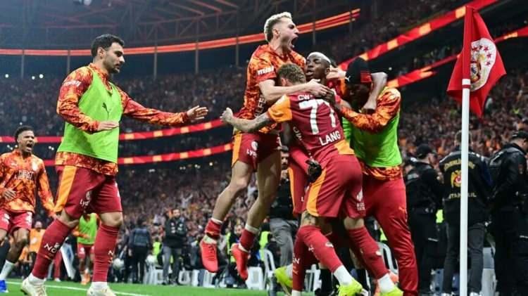 <p>Galatasaray'ın ağırlıklı olarak profesyonel futbol takımının resmi ve &ouml;zel ma&ccedil;larının naklen yayın ve televizyon gelirleri, forma, reklam ve isim hakları, sponsorluklar ile stat gelirlerinden oluşan hasılatı 20,7 milyar lira olarak ger&ccedil;ekleşti</p>
