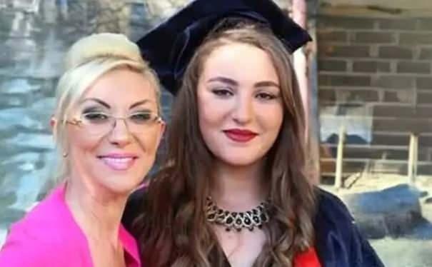 <p>Konuyla ilgili CNN T&uuml;rk'e değerlendirmelerde bulunan emekli cinayet polisi Savaş Kurtbaba: "Y&uuml;ksekten d&uuml;şme sonucu &ouml;l&uuml;mler en zor &ccedil;&ouml;z&uuml;len cinayetlerdir. Kapı kolunu ters a&ccedil;ıyla alıyorlar, aydınlatıyorlar ve bunun i&ccedil;indeki g&ouml;r&uuml;nt&uuml;y&uuml; ortaya &ccedil;ıkarıyorlar. Burada ışığı yansıtabilen a&ccedil;ık renkli metal bir y&uuml;zey olduğu i&ccedil;in, i&ccedil;erideki hareketlilik net olmasa da g&ouml;r&uuml;lebilecek bir a&ccedil;ıya getirilebiliyor." ifadelerini kullandı.&nbsp;</p>
