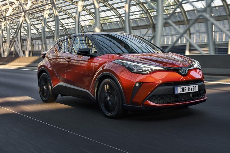 <p><span style="color:#B22222"><strong>7)&nbsp; TOYOTA C-HR</strong></span></p>
