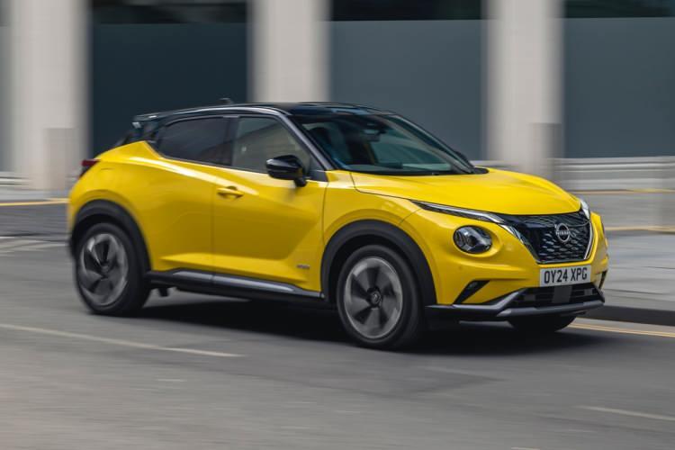 <p><span style="color:#B22222"><strong>6)&nbsp; NİSSAN JUKE</strong></span></p>
