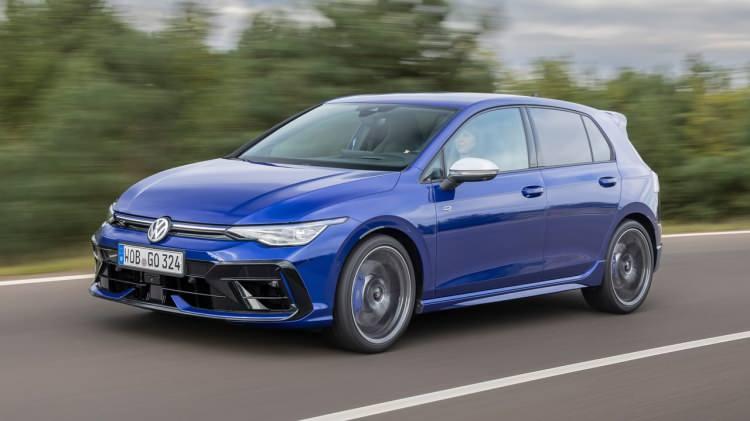 <p><span style="color:#B22222"><strong>2)&nbsp; VOLKSWAGEN GOLF</strong></span></p>
