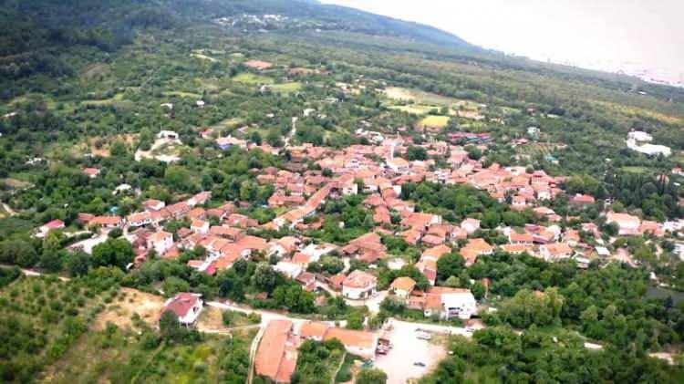 <p>Bursa'nın tarihi merkezinin ardından Osmanlı d&ouml;neminden kalma evleriyle &ouml;ne &ccedil;ıkan Cumalıkızık ziyaret edilebilir. Uluabat G&ouml;l&uuml; kıyısındaki G&ouml;lyazı da doğayla i&ccedil; i&ccedil;e vakit ge&ccedil;irmek isteyenler i&ccedil;in rotaya eklenebilir.</p>

<p>2 g&uuml;nl&uuml;k tur programında &uuml;&ccedil; farklı nokta gezilebilir.</p>
