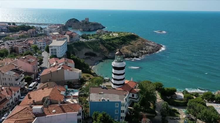 <p>Deniz tatilinden vazge&ccedil;mek istemeyenler i&ccedil;in İstanbul'un Şile ve Ağva il&ccedil;eleri ile Kocaeli'nin Kandıra il&ccedil;esine bağlı Kerpe ve Kefken bir arada değerlendirilebilir.</p>

<p>Şile ve Ağva'da sahil ve doğa gezileri yapılırken, Kerpe ve Kefken'de Karadeniz kıyısında denize girilebilir.</p>

<p>Deniz ve doğayı bir arada isteyenler i&ccedil;in 2-3 g&uuml;nl&uuml;k rota.</p>
