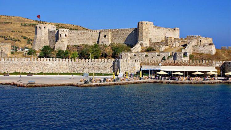 <p>İstanbul'a diğer rotalara g&ouml;re biraz daha uzak olsa da &Ccedil;anakkale, Bozcaada ve Assos &uuml;&ccedil;l&uuml;s&uuml; 3 g&uuml;nl&uuml;k turlar i&ccedil;in değerlendirilebilir.</p>

<p>&Ccedil;anakkale'nin ardından Bozcaada'da ada sokakları ve sahil gezilebilir. Son g&uuml;n ise Assos ve Behramkale ziyaret edilebilir.</p>

<p>Deniz, tarih ve doğayı bir arada isteyenlere 3 g&uuml;nl&uuml;k tatil fırsatı.</p>
