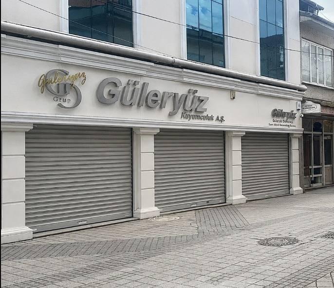 <p><span style="color:#B22222"><strong>G&Uuml;LERY&Uuml;Z KUYUMCULUK&rsquo;TA </strong></span><strong>66,2 MİLYAR TL&rsquo;LİK İŞLEM HACMİ, 26,2 MİLYAR TL NAKİT YATIRMA</strong></p>

<p>&nbsp;</p>

<p>G&uuml;lery&uuml;z Kuyumculuk Turizm ve Otomotiv AŞ'nin 2017-2026 d&ouml;nemine ait bankacılık işlem hacmi MASAK tablosunda 66 milyar 211 milyon TL olarak hesaplandı.</p>

<p>&nbsp;</p>

<p>Aynı d&ouml;nemde 17,26 milyar TL para girişi, 18,32 milyar TL para &ccedil;ıkışı kaydedilirken şirket hesaplarına yatırılan nakit toplamı 26 milyar 213 milyon TL, nakit &ccedil;ekim toplamı ise 4 milyar 415 milyon TL oldu.</p>

<p>&nbsp;</p>

<p>&Ouml;zellikle 2023 yılında 2 milyar 89 milyon TL nakit yatırma ve 1 milyar 556 milyon TL nakit &ccedil;ekme, 2024 yılında ise 1 milyar 417 milyon TL nakit yatırma ve 826 milyon TL nakit &ccedil;ekme kaydedildi</p>
