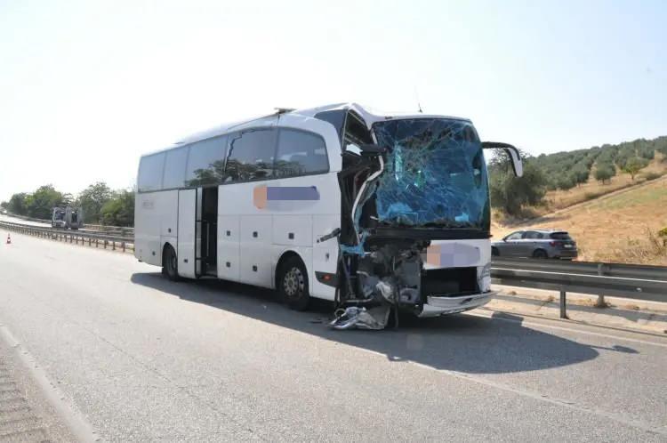 <p>Aynı ara&ccedil;taki &Ouml;zbekistan uyruklu Kamronbek Atajanov, otob&uuml;s şof&ouml;r&uuml; Erdoğdu ve otob&uuml;steki 5 yolcu yaralandı.</p>
