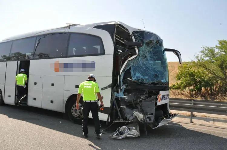 <p>Kaza, Ankara-İzmir D300 kara yolu Mersinli Mahallesi mevkisinde meydana geldi.&nbsp;</p>

