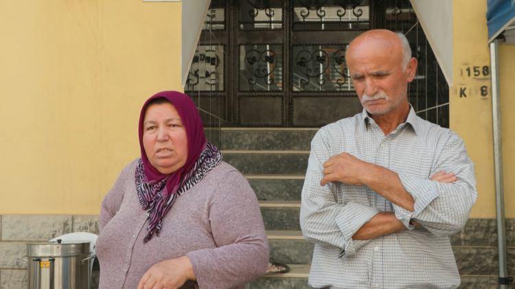 <p><span style="color:#A52A2A"><strong>"BİR ŞEY İ&Ccedil;İRMİŞ OLABİLİR"</strong></span></p>

<p>&nbsp;</p>

<p>Baba Abdullah Temiz, <strong><em>"Bug&uuml;n gittim, g&uuml;venlik kameralarını izledim. Oğlumun g&uuml;venlik kamerasında birisiyle &ccedil;ıktığını g&ouml;rd&uuml;m. Sonra kaldırım taşının &uuml;zerine oturdu. 2-3 dakika sonra sağ kolunun &uuml;zerine, iki arabanın arasında yere d&uuml;şt&uuml;; ama yanındaki arkadaş g&ouml;z&uuml;km&uuml;yor.<span style="color:#A52A2A"> Bu yanındaki arkadaş 4-5 dakika hi&ccedil; m&uuml;dahale etmemiş, ambulansı &ccedil;ağırmamış. Sonradan g&ouml;renler &ccedil;ağırmış, ambulans gelmiş, hastaneye kaldırmışlar. Yanında beraber &ccedil;ıkan arkadaş da ş&uuml;pheli.</span> Onunla &ccedil;ıktığına g&ouml;re i&ccedil;eride ne yaptığını bilmiyoruz. G&uuml;venlik g&ouml;revlisi de d&uuml;şt&uuml;kten sonra 4-5 dakika oralarda gezdiğini, m&uuml;dahale etmediğini s&ouml;yledi. Bize verdiği bilgi b&ouml;yle. Bu arkadaşın oğluma bir şey i&ccedil;irmiş olabileceğini de d&uuml;ş&uuml;n&uuml;yorum. Bir de bunun sağ bileğine pıhtı attı. Bunun tedavisini 2 aydır g&ouml;r&uuml;yordu. Tedavisi devam ediyordu. O da tetiklemiş olabilir mi bilmiyorum. Şimdi o arkadaşı oğluma bir şey i&ccedil;irmiş olabilir o da tetiklemiş olabilir." </em></strong>dedi.</p>
