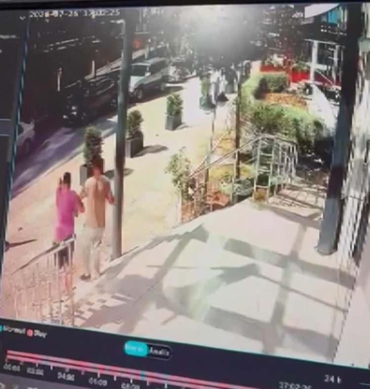<p>Diğer yandan Mutlu Temiz'in hayatını kaybettiği olayın g&uuml;venlik kamerası g&ouml;r&uuml;nt&uuml;leri ortaya &ccedil;ıktı.&nbsp;</p>

<p>&nbsp;</p>

<p>G&ouml;r&uuml;nt&uuml;lerde yanındaki kişiyle beraber binadan &ccedil;ıkan Mutlu Temiz'in merdivenlerden inerken, yanındaki kişinin koluna girdiği anlar yer alıyor.&nbsp;</p>
