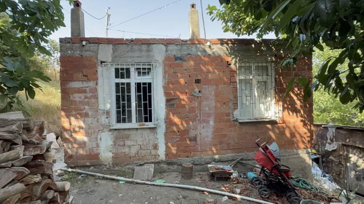 <p>Olay, 7 Ağustos 2026 g&uuml;n&uuml; saat 23.30 sıralarında Canik il&ccedil;esi Teknepınar Mahallesi&rsquo;nde meydana geldi.&nbsp;</p>

<p>&nbsp;</p>

<p>Kağıt toplayarak ge&ccedil;imini sağlayan ve yalnız yaşayan bir &ccedil;ocuk babası <span style="color:#A52A2A"><strong><em>Necmettin Uzun&rsquo;un (70)</em></strong></span> elektrik faturası fazla gelmesin diye akşamları evinin ışıklarını kısa s&uuml;re yakıp s&ouml;nd&uuml;rd&uuml;ğ&uuml; &ouml;ğrenildi.</p>
