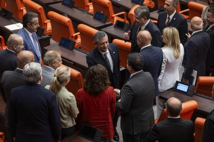 <p>AK Parti Grup Başkanı Abdullah G&uuml;ler, AK Parti Genel Başkanvekili Efkan Ala, Yeni Parti Genel Başkanı &Ouml;zg&uuml;r &Ouml;zel, MHP Genel Başkanı Devlet Bah&ccedil;eli, DEM Parti Eş Genel Başkanları Tuncer Bakırhan ve T&uuml;lay Hatimoğulları, İYİ Parti Genel Başkanı M&uuml;savat Dervişoğlu, Yeniden Refah Partisi Genel Başkanı Fatih Erbakan, Saadet Partisi Genel Başkanı Mahmut Arıkan, DSP Genel Başkanı &Ouml;nder Aksakal, H&Uuml;DA PAR Genel Başkanı Zekeriya Yapıcıoğlu, TİP Genel Başkanı Erkan Baş da oy kullandı.</p>

<p>&nbsp;</p>

