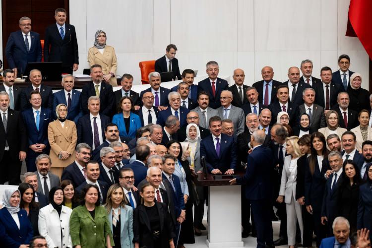 <p><span style="color:#B22222"><strong>TARİHİ OYLAMADA PARTİ PARTİ RAKAMLAR;</strong></span></p>

<p>&nbsp;</p>
