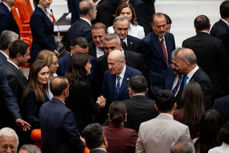 <p><span style="color:#B22222"><strong>MİLLİYET&Ccedil;İ HAREKET PARTİSİ (MHP)</strong></span></p>

<p>Milletvekili sayısı: 46<br />
Kabul: 44<br />
Ret: 0<br />
&Ccedil;ekimser: 0<br />
Katılmayan: 2</p>
