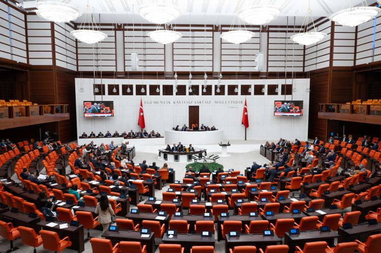 <p><span style="color:#B22222"><strong>CUMHURİYET HALK PARTİSİ (CHP)</strong></span></p>

<p>Milletvekili sayısı: 45<br />
Kabul: 29<br />
Ret: 2<br />
&Ccedil;ekimser: 0<br />
Katılmayan: 14</p>
