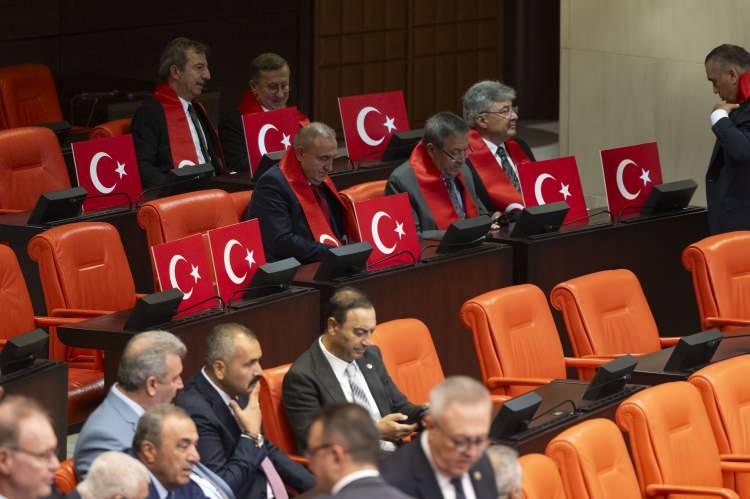 <p><span style="color:#B22222"><strong>ADALET VE KALKINMA PARTİSİ (AK PARTİ)</strong></span></p>

<p>Milletvekili sayısı: 277<br />
Kabul: 268<br />
Ret: 0<br />
&Ccedil;ekimser: 0<br />
Katılmayan: 9</p>
