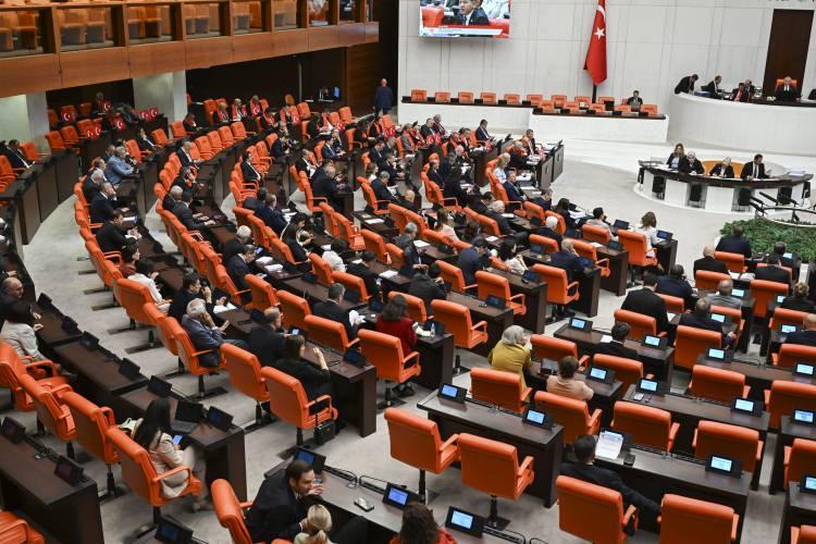 <p>Kamuoyunda "&ccedil;er&ccedil;eve yasa" olarak bilinen Milli Dayanışma ve Toplumsal B&uuml;t&uuml;nleşmenin G&uuml;&ccedil;lendirilmesine Dair Kanun Teklifi'nin T&uuml;rkiye B&uuml;y&uuml;k Millet Meclisi Genel Kurulu'ndaki g&ouml;r&uuml;şmeleri s&uuml;r&uuml;yor.</p>
