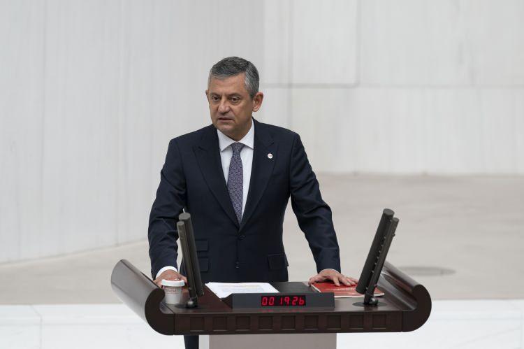 <p><span style="color:#B22222"><strong>YENİ PARTİ LİDERİ &Ouml;ZG&Uuml;R &Ouml;ZEL&rsquo;DEN &Ccedil;ER&Ccedil;EVE YASA A&Ccedil;IKLAMASI: BARIŞIN &Ouml;N&Uuml;NDE DURMAYACAĞIZ</strong></span></p>

<p>&nbsp;</p>

<p>TBMM Genel Kurulu'nda konuşan Yeni Parti Genel Başkanı &Ouml;zg&uuml;r &Ouml;zel, &ccedil;er&ccedil;eve yasa teklifine y&ouml;nelik eleştirilere cevap vererek toplumsal barış ve gelecek vizyonu doğrultusunda hareket ettiklerini vurguladı.</p>
