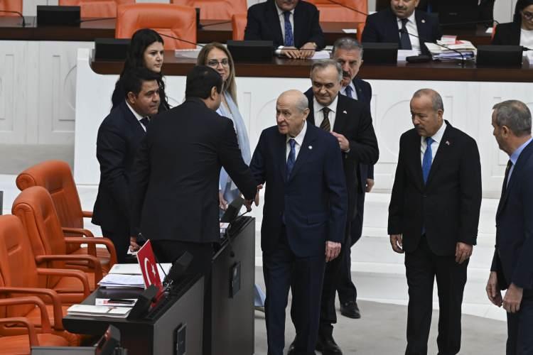 <p>Kalıcı &ccedil;&ouml;z&uuml;m&uuml;n adalet, hukuk, toplumsal b&uuml;t&uuml;nleşme ve kardeşliği birlikte inşa etmekten ge&ccedil;tiğinin altını &ccedil;izen Arıkan, ş&ouml;yle konuştu:</p>

<p><em><strong>"Elbette kaygılarımız, &ccedil;ekincelerimiz, dikkatle takip ettiğimiz hususlar var.<br />
Bunları s&ouml;ylemekten, yanlış g&ouml;rd&uuml;ğ&uuml;m&uuml;z noktaları ifade etmekten vazge&ccedil;meyeceğiz ancak kaygılarımızın bizi yeniden kutuplaşma ve &ccedil;atışma siyasetine s&uuml;r&uuml;klemesine de izin vermeyeceğiz.<br />
Bu nedenle toplumsal dayanışmayı, kardeşliği, hukuku, millet iradesini ve ortak geleceği g&uuml;&ccedil;lendirecek bir anlayışla bu s&uuml;rece destek veriyoruz.<br />
Partimiz, &ccedil;er&ccedil;eve yasaya şartlı bir destek sunmaktadır."</strong></em></p>
