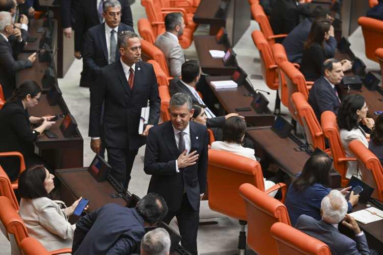 <p><em><strong>Bu bununla birlikte bunu b&uuml;t&uuml;n vatandaşlarımıza ilan ederim ki; YENİ Partimizi millet kurmuştur. Partimizin adını millet koymuştur. Partiyi b&uuml;y&uuml;ten de g&uuml;&ccedil;lendiren de milletimizdir. Bu sebeple milletvekillerimiz de se&ccedil;ildikleri illerinde millet ne diyorsa ona g&ouml;re karar verecek, ona g&ouml;re oy kullanacaktır. Bu ifadeyle YENİ Parti Grubunu kararında serbest bırakıyor değilim. Aksine kendi il, b&ouml;lge, temsil ettiği toplumsal kesimlerin hassasiyet, beklenti, endişe, umut ve heyecanını dikkate alarak onlara milletin vekili olma sorumluluğu ile baş başa bırakıyorum. </strong></em></p>

<p><em><strong>Hi&ccedil;bir YENİ Parti milletvekili &uuml;yesinin ve milletinin sesini duymadan davranmayacak. YENİ Parti&rsquo;nin yeni nesil siyasetinin gereği budur. Biliyoruz ki; barış, demokrasi ve adalet bu &uuml;lkenin ilacı olacak. Bu ila&ccedil; birimize değil hepimize şifa olacak. </strong></em></p>

<p><em><strong>Kendimize g&uuml;veneceğiz, insanımıza g&uuml;veneceğiz, m&uuml;cadelemize g&uuml;veneceğiz ve ortak geleceğimizi hep birlikte kuracağız. Herkesin buna inanmasını ve g&uuml;venmesini arzu ediyorum."</strong></em></p>
