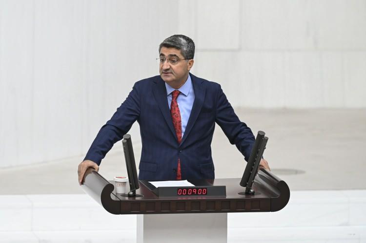 <p><span style="color:rgb(178, 34, 34)"><strong>"BEN VE Y&Ouml;NETİCİ ARKADAŞLARIM 'EVET' DİYECEĞİZ"</strong></span></p>

<p><br />
Bu anlayışla; iktidara değil ama milletimize g&uuml;venerek, bu metni değil ama partimizin duruşuna ve milletvekillerimizin g&ouml;stereceği duruşa g&uuml;venerek, bu metne kefil olmadan ama barışın sorumluluğunu taşıyarak, iktidarın hesabına karşı durarak ama T&uuml;rkiye&rsquo;nin geleceğinin &ouml;n&uuml;n&uuml; a&ccedil;acak bir sorumluluğu &uuml;stleniyorum. Ben ve y&ouml;netici arkadaşlarım tarihsel bir tutarlılık ve sorumluluk i&ccedil;erisinde bu yasaya &lsquo;evet&rsquo; diyeceğiz.</p>
