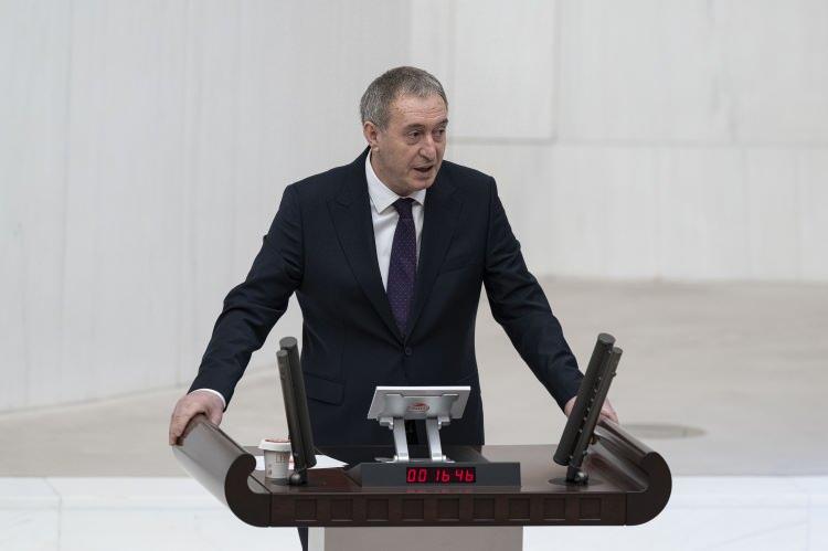 <p><span style="color:#B22222"><strong>DEM PARTİ: 86 MİLYON KAZANACAK</strong></span></p>

<p>&nbsp;</p>

<p>DEM Parti Eş Genel Başkanı Tuncer Bakırhan, TBMM Genel Kurulu&rsquo;nda yaptığı konuşmada, Ter&ouml;rs&uuml;z T&uuml;rkiye s&uuml;recinin &ccedil;atışma ve şiddet zemininden &ccedil;ıkmak i&ccedil;in tarihi bir fırsat sunduğunu s&ouml;yledi. Kanun teklifinin taviz veya al-ver meselesi olmadığını belirten Bakırhan, s&uuml;recin tek kazananının 86 milyon vatandaş olacağını ifade etti. T&uuml;rk-K&uuml;rt kardeşliğine vurgu yapan Bakırhan, &uuml;lkenin b&uuml;t&uuml;nl&uuml;ğ&uuml; ve değerlerinin m&uuml;zakere konusu olmadığını belirterek, kalıcı barış ve ortak yaşam &ccedil;ağrısında bulundu.</p>
