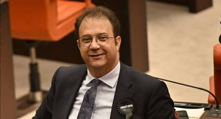 <p><span style="color:#A52A2A"><strong>CHP'NİN KARARI</strong></span><br />
<br />
CHP Kars Milletvekili İnan Akg&uuml;n Alp, kanun teklifinin T&uuml;rkiye&rsquo;de yeni bir siyasi k&uuml;lt&uuml;r oluşturacağını ve sorunların demokrasi yoluyla &ccedil;&ouml;z&uuml;lmesine katkı sağlayacağını s&ouml;yledi. T&uuml;rkiye&rsquo;nin silah ve şiddetin g&ouml;lgesinden kurtulacağını belirten Alp, &uuml;niter yapı ve demokratik hukuk devletinden taviz vermeden herkesin eşit, &ouml;zg&uuml;r ve g&uuml;vende hissedeceği bir &uuml;lke hedeflediklerini ifade etti. S&uuml;recin b&ouml;l&uuml;nme değil, yaraları sarma ve kardeşliği g&uuml;&ccedil;lendirme s&uuml;reci olduğunu vurguladı.</p>

<p>&nbsp;</p>

