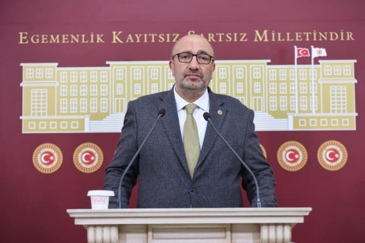 <p><span style="color:#B22222"><strong>AK PARTİ</strong></span></p>

<p>&nbsp;</p>

<p>AK Parti Elazığ Milletvekili Ejder A&ccedil;ıkkapı, kanun teklifinin 42 yılı aşkın s&uuml;redir devam eden ter&ouml;r&uuml; sona erdirmeyi hedeflediğini s&ouml;yledi. Ter&ouml;rs&uuml;z T&uuml;rkiye&rsquo;nin devletin geri &ccedil;ekilmesi anlamına gelmediğini belirten A&ccedil;ıkkapı, &ouml;rg&uuml;t&uuml;n silah bırakması ve tasfiye edilmesi, &uuml;niter yapının korunması, şehit ve gazilerin hukukunun g&ouml;zetilmesi halinde s&uuml;recin desteklenmesi gerektiğini ifade etti. Son kararın Meclis tarafından verileceğini vurguladı.</p>
