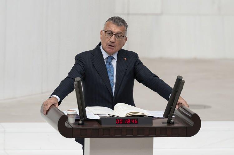 <p><span style="color:#B22222"><strong>AK PARTİ</strong></span></p>

<p>AK Parti Grup Başkanı Abdullah G&uuml;ler, kanun teklifinin Ter&ouml;rs&uuml;z T&uuml;rkiye hedefi doğrultusunda ger&ccedil;ek anlamda bir T&uuml;rkiye modeli olduğunu s&ouml;yledi.</p>

<p>Teklifin, Milli Dayanışma, Kardeşlik ve Demokrasi Komisyonu raporunun 6. b&ouml;l&uuml;m&uuml;yle uyumlu hazırlandığını belirten G&uuml;ler, ama&ccedil;larının T&uuml;rkiye&rsquo;de silah ve şiddetin bir daha konuşulmamasını sağlamak olduğunu ifade etti.</p>

<p>G&uuml;ler, T&uuml;rk&uuml;, K&uuml;rt&rsquo;&uuml; ve farklı kimlikleriyle toplumun kardeş&ccedil;e geleceğe y&uuml;r&uuml;mesini hedeflediklerini vurguladı.</p>
