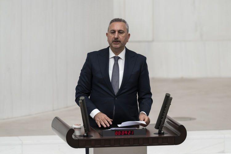 <p><span style="color:#B22222"><strong>AK PARTİ&nbsp;</strong></span></p>

<p>AK Parti Grup Başkanvekili Abdulhamit G&uuml;l, kanun teklifinin tarihi bir uzlaşma ve siyasal mutabakatın g&ouml;stergesi olduğunu s&ouml;yledi.</p>

<p>Yeni bir d&uuml;nya d&uuml;zeninin kurulmakta olduğunu belirten G&uuml;l, T&uuml;rkiye modelinin Ankara ve T&uuml;rkiye mutabakatı olarak d&uuml;nyaya &ouml;rnek olacak bir barış modeli olduğunu ifade etti.</p>

<p>T&uuml;rk, K&uuml;rt, Alevi, S&uuml;nni ve diğer t&uuml;m kesimlerin 86 milyon olarak kardeş&ccedil;e yoluna devam edeceğini vurgulayan G&uuml;l, Anadolu&rsquo;da artık hi&ccedil;bir annenin evladının ardından ağıt yakmamasını istedi.</p>
