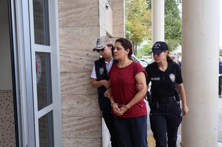 <p>Karatepe'nin saklanmasına yardım ettiği gerek&ccedil;esiyle Muğla'nın Menteşe il&ccedil;esinde g&ouml;zaltına alınan ablası A.A.K'nin emniyetteki işlemleri tamamlandı.</p>
