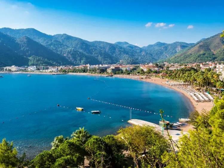 <p>Kurban Bayramı 16, 17, 18, 19 Mayıs tarihlerinde kutlanacak ancak resmi bayram tatili 15 Mayıs Cumartesi g&uuml;n&uuml; &ouml;ğleden sonra başlayacak. 16 Mayıs Pazar g&uuml;n&uuml; bayramın ilk g&uuml;n&uuml; kutlanırken, 19 Mayıs &Ccedil;arşamba g&uuml;n&uuml; bayramın son g&uuml;n&uuml;. Perşembe ve Cuma g&uuml;nleri (Toplamda 2 g&uuml;n) izin alınarak bayram tatili hafta sonu ile birleştirilip 9 g&uuml;n izin yapılabilecek.</p>

<p>&nbsp;</p>
