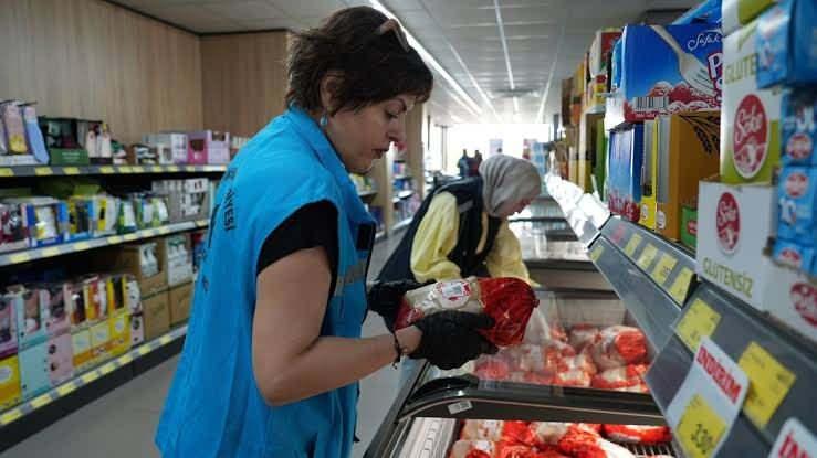 <p>20 Ağustos tarihli son listede; tereyağı, peynir, sucuk, kıyma, lahmacun, mantı, pide, kebap, tantuni, etliekmek, zeytinyağı, &ccedil;ay, baharat, ayran ve yoğurt gibi &uuml;r&uuml;nlerde hile yapıldığı g&ouml;r&uuml;ld&uuml;.&nbsp;</p>
