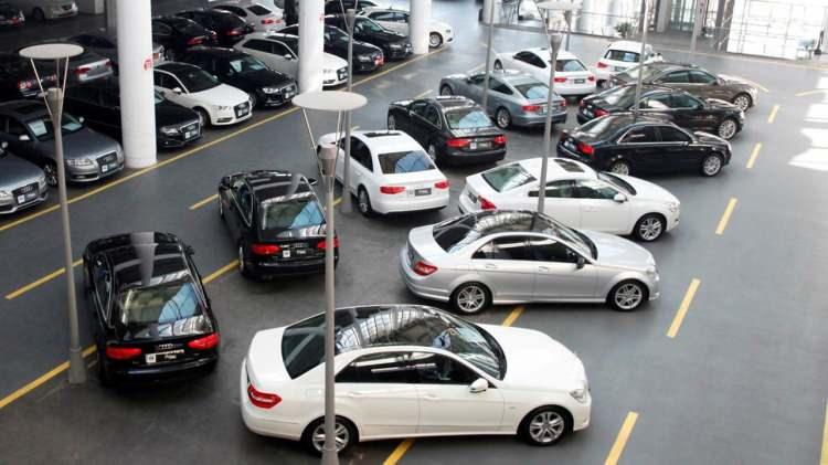 <p>Oto kiralama sekt&ouml;r&uuml;nde 2027&rsquo;de başlayacak yeni d&ouml;nem, ikinci el otomobil piyasasına da hareket getirecek. Yaş ve kilometre sınırını aşan kiralık ara&ccedil;lar filolardan &ccedil;ıkarılırken, yaklaşık 15-20 bin otomobilin ikinci el piyasasına y&ouml;nelmesi bekleniyor.</p>

<p>&nbsp;</p>
