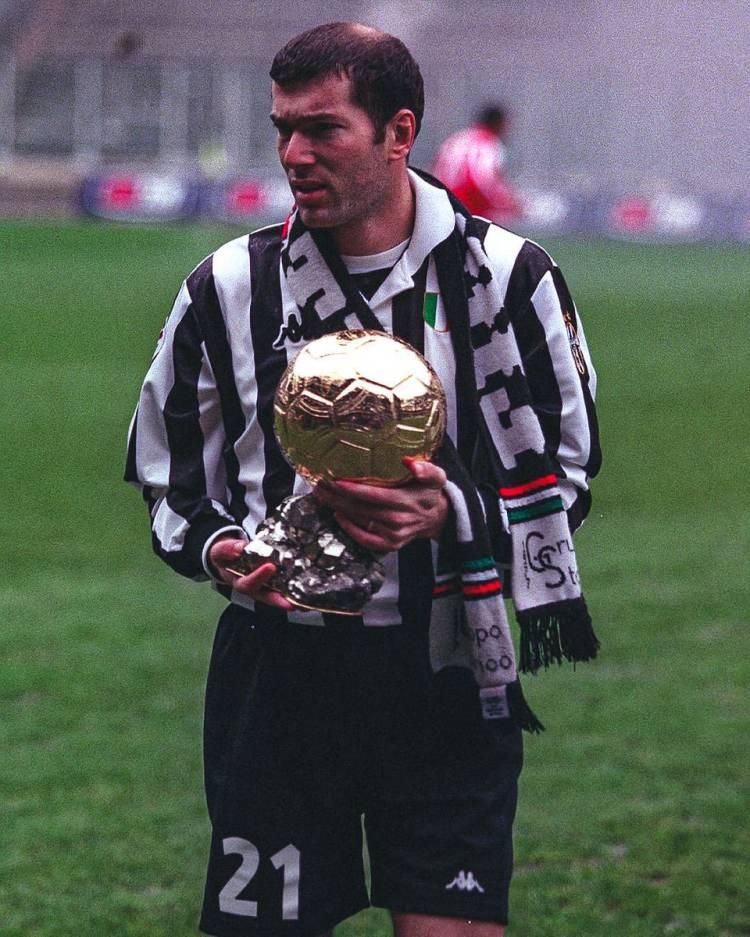 <p>2- Zınedine Zidane | Real Madrid | 77.5 milyon euro | 2001-2002</p>
