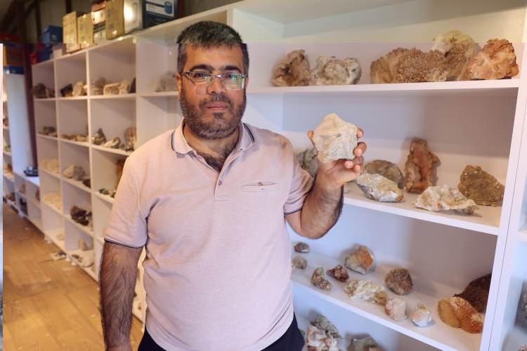 <p>Hatay'da yaşayan Sedat &Ccedil;am, spor yaptığı esnada ayağının takıldığı taştan esinlenerek başladığı taş koleksiyonculuğunu ticarete d&ouml;n&uuml;şt&uuml;rd&uuml; ve 15 bin taşa sahip oldu. &Ccedil;am<strong><em>, <span style="color:#A52A2A">15 bin doğal taşı 200 TL ile 50 bin TL arasında satıyor.</span></em></strong><span style="color:#A52A2A"> </span>İşte ilgin&ccedil; olayın t&uuml;m detayları...</p>
