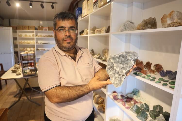 <p>Kilo vermek i&ccedil;in spor yaptığı esnada ayağı taşa takılıp d&uuml;şen Sedat &Ccedil;am, taşın farklılığından esinlenerek doğal taşlara merak sardığını s&ouml;yleyerek ş&ouml;yle konuştu:&nbsp;&nbsp;</p>
