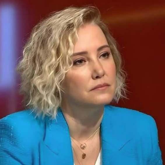 <p>Ers&ouml;zl&uuml;, son yaptığı a&ccedil;ıklamada, <em><strong>"Bug&uuml;ne kadar yanında 26 kişiyi &ccedil;alıştırdı ve hi&ccedil;birine de hakkını vermedi. Ona iki cihanda hakkımı helal etmeyeceğim"</strong></em> dedi.&nbsp;</p>
