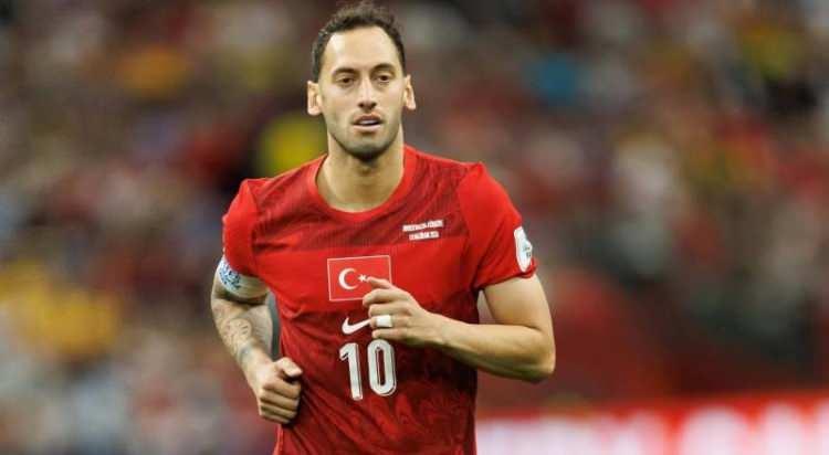 <p>Fenerbah&ccedil;e'de y&ouml;netimin Hakan &Ccedil;alhanoğlu&nbsp;i&ccedil;in Inter'e transfer şartlarını sorduğu belirtildi.<br />
<br />
(Fotoma&ccedil;)</p>
