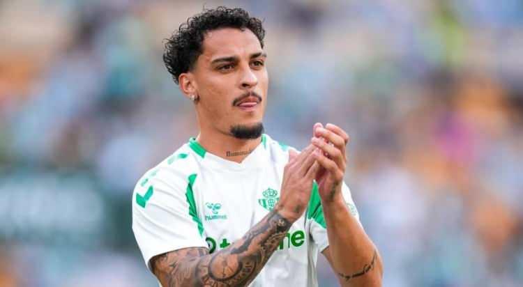 <p>Beşiktaş, sağ kanat transferinde rotasını Real Betis forması giyen Antony'e &ccedil;evirdi.<br />
<br />
Siyah-beyazlıların, 26 yaşındaki Brezilyalı yıldızı listenin ilk sırasına aldığı ve transfer i&ccedil;in şartları zorlayacağı iddia edildi.<br />
<br />
(Fanatik)</p>
