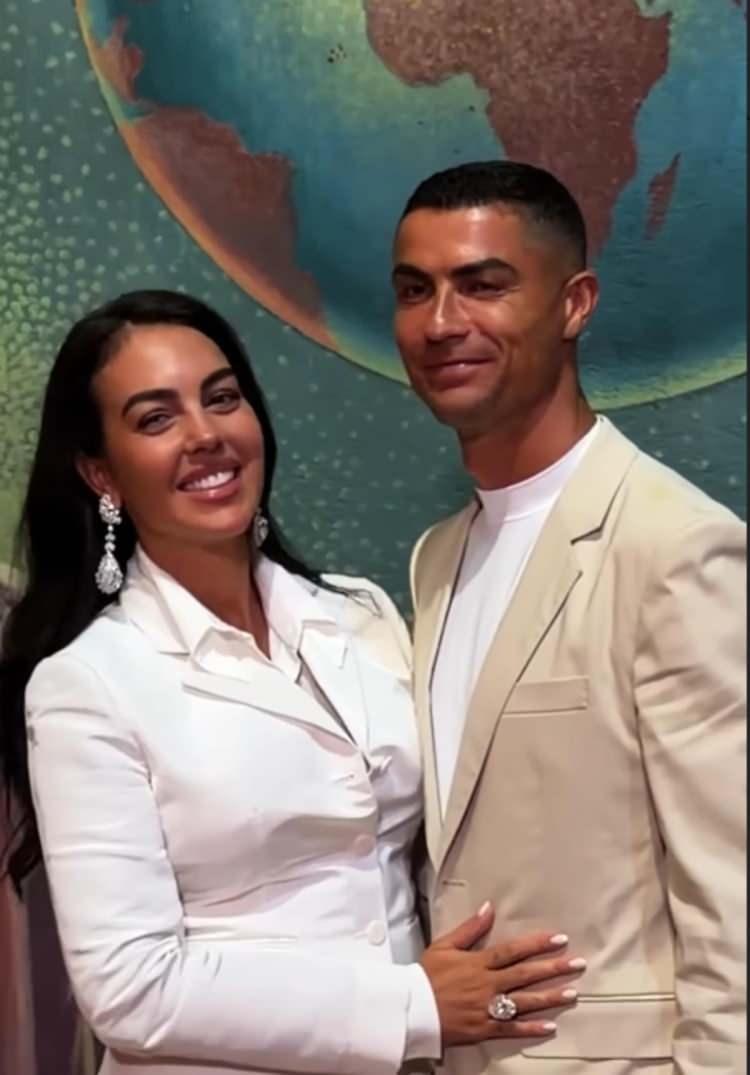 <p>Portekizli yıldız futbolcu Cristiano Ronaldo, salı g&uuml;n&uuml; Portekiz'deki evinin oturma odasında 10 yıldır birlikte olduğu Georgina Rodriguez ile evlendi. 41 yaşındaki milyarder futbolcu, nikah t&ouml;reni sırasında smokin değil, sadece tiş&ouml;rt ve ceket giydi.&nbsp;</p>
