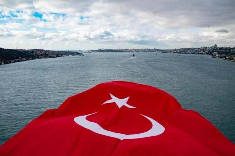 <p><span style="color:#B22222"><strong>T&Uuml;RKİYE'NİN SIRASI DİKKAT &Ccedil;EKTİ</strong></span></p>

<p>&nbsp;</p>

<p>T&uuml;rkiye'nin sıralamadaki konumu da araştırmanın dikkat &ccedil;eken sonu&ccedil;larından biri oldu. Listenin ortalarına yakın bir noktada yer alan T&uuml;rkiye, bir&ccedil;ok &uuml;lkenin gerisinde kalırken &ccedil;ok sayıda &uuml;lkeyi de geride bıraktı.&nbsp;</p>
