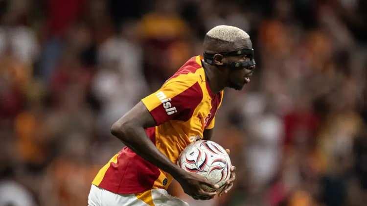 <p><strong>2025-2026 </strong>sezonundaki performansların değerlendirildiği listede, Galatasaray'ın Nijeryalı yıldızı Victor Osimhen de yer aldı.<br />
​<br />
İşte en iyi santrforlar:</p>
